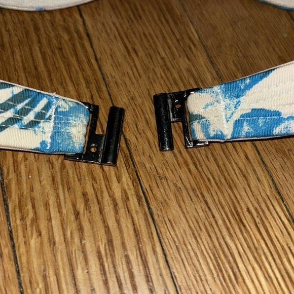 H&M blue and white floral ruffle bathing suit swim top in women’s 34B - Picture 10 of 11